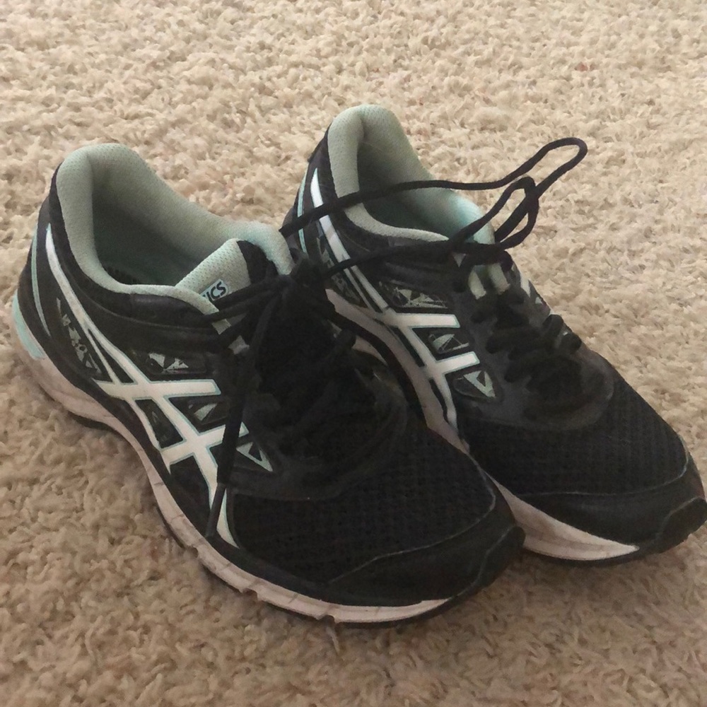 Athletic running shoes